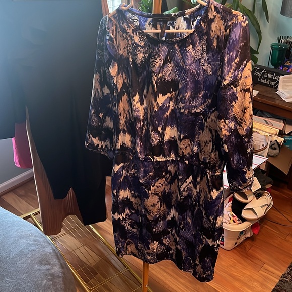 BCBG printed silk dress size small, fringe hem, 3/4 sleeves - Picture 2 of 8